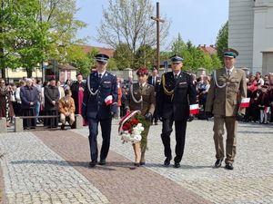 Policjanci dbają o bezpieczeństwo podczas obchodów święta 3 Maja.