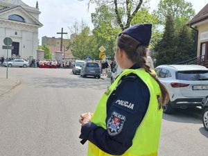 Policjanci dbają o bezpieczeństwo podczas obchodów święta 3 Maja.