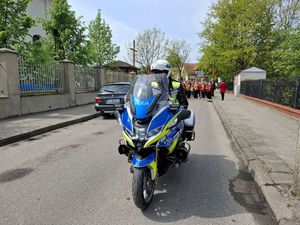 Policjanci dbają o bezpieczeństwo podczas obchodów święta 3 Maja.