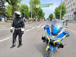Policjanci dbają o bezpieczeństwo podczas obchodów święta 3 Maja.