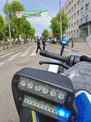 Policjanci dbają o bezpieczeństwo podczas obchodów święta 3 Maja.