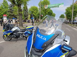 Policjanci dbają o bezpieczeństwo podczas obchodów święta 3 Maja.