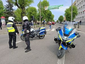 Policjanci dbają o bezpieczeństwo podczas obchodów święta 3 Maja.
