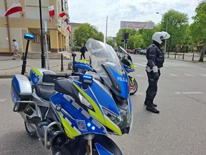 Policjanci dbają o bezpieczeństwo podczas obchodów święta 3 Maja.