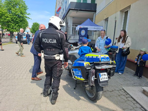 Policjanci dbają o bezpieczeństwo podczas obchodów święta 3 Maja.