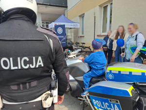 Policjanci dbają o bezpieczeństwo podczas obchodów święta 3 Maja.