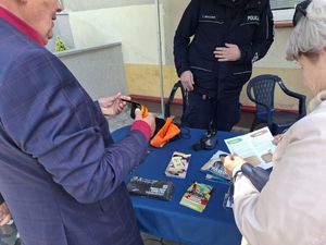 Policjanci dbają o bezpieczeństwo podczas obchodów święta 3 Maja.