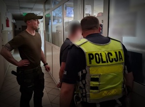 Policjant, strażnik leśny i zatrzymany mężczyzna.