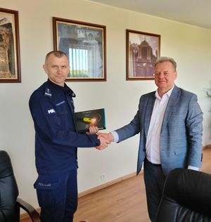 Samorządowcy przekazali policjantom urządzenia do pomiaru stanu trzeźwości.