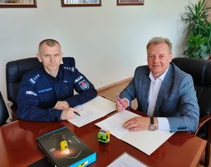 Samorządowcy przekazali policjantom urządzenia do pomiaru stanu trzeźwości.
