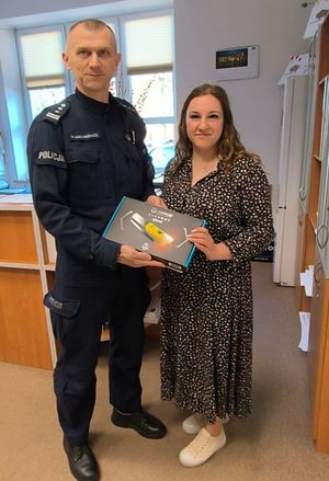 Samorządowcy przekazali policjantom urządzenia do pomiaru stanu trzeźwości.