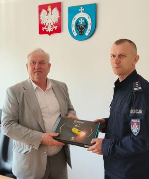 Samorządowcy przekazali policjantom urządzenia do pomiaru stanu trzeźwości.