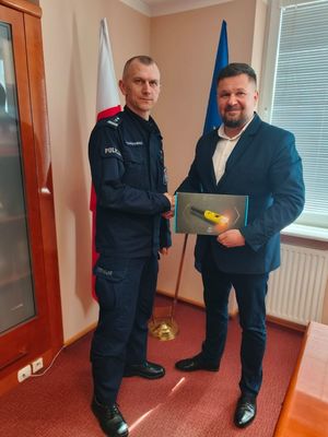 Samorządowcy przekazali policjantom urządzenia do pomiaru stanu trzeźwości.