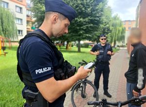 Policjanci w patrolach pieszych i rowerowych