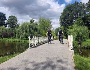 Policjanci w patrolach pieszych i rowerowych
