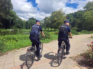 Policjanci w patrolach pieszych i rowerowych