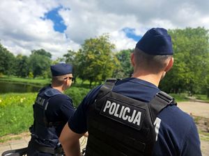 Policjanci w patrolach pieszych i rowerowych