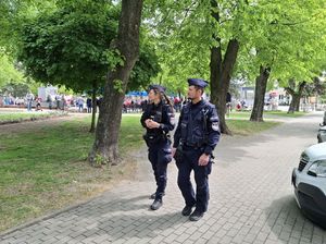 Policjanci w patrolach pieszych i rowerowych