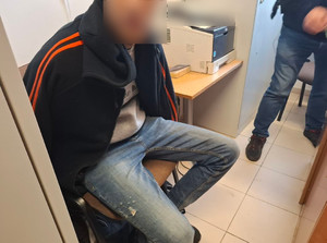 Mężczyzna siedzi na krześle