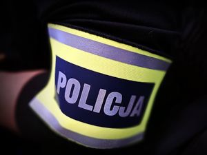 Napis POLICJA na opasce