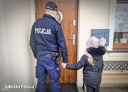 Policjant stoi z dzieckiem.