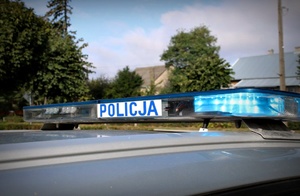 Napis POLICJA na radiowozie.