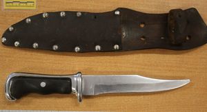 Nóż leży na stole.