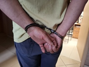 Osoba ma założone kajdanki na ręce