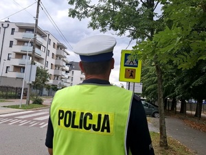 Policjanci sprawdzają oznakowanie w rejonie szkół.