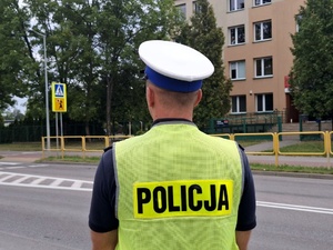 Policjanci sprawdzają oznakowanie w rejonie szkół.