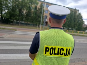Policjanci sprawdzają oznakowanie w rejonie szkół.