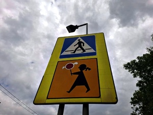 Policjanci sprawdzają oznakowanie w rejonie szkół.
