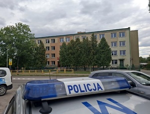 Policjanci sprawdzają oznakowanie w rejonie szkół.