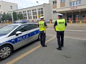 Policjanci sprawdzają oznakowanie w rejonie szkół.
