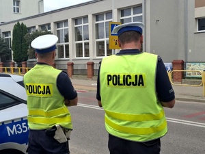 Policjanci sprawdzają oznakowanie w rejonie szkół.