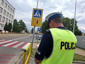 Policjanci sprawdzają oznakowanie w rejonie szkół.