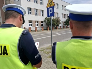 Policjanci sprawdzają oznakowanie w rejonie szkół.