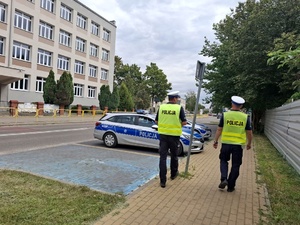 Policjanci sprawdzają oznakowanie w rejonie szkół.