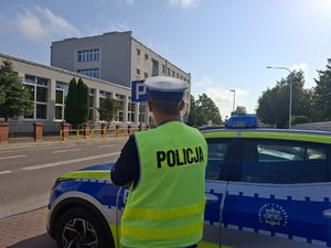 Policjanci dbaja o bezpieczeństwo w okolicach szkół/