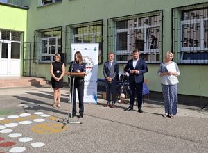 Policjanci dbaja o bezpieczeństwo w okolicach szkół/