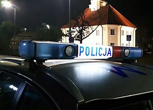 Napis POLICJA na radiowozie.