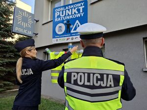 Policjanci wieszają odblaski.