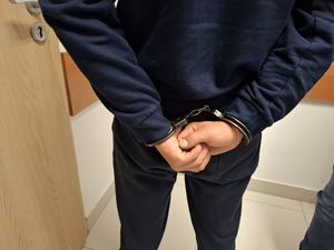 Osoba ma załozone kajdanki
