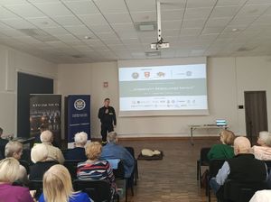 Strażacy uczą seniorów pomocy przedmedycznej.