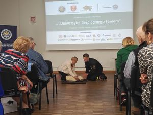 Strażacy uczą seniorów pomocy przedmedycznej.