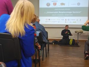 Strażacy uczą seniorów pomocy przedmedycznej.