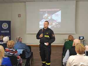 Strażacy uczą seniorów pomocy przedmedycznej.