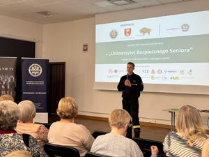 Strażacy uczą seniorów pomocy przedmedycznej.