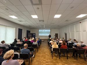 Strażacy uczą seniorów pomocy przedmedycznej.
