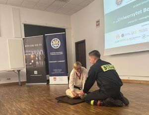 Strażacy uczą seniorów pomocy przedmedycznej.
